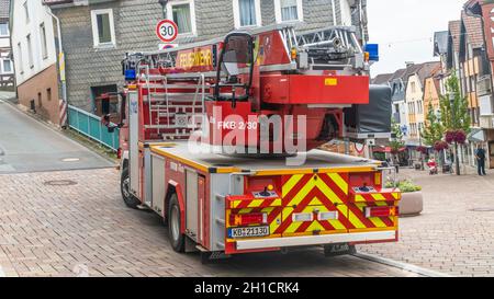 Frankenberg, GERMANYX - 15 JUILLET 2019: Véhicule de pompiers moderne avec des stands hydrauliques d'évacuation d'incendie dans la zone piétonne du centre-ville de Frankenberg, Banque D'Images