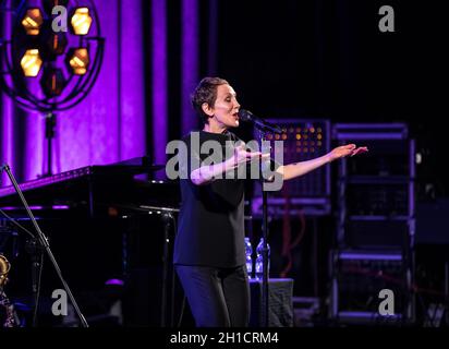 Cracovie, Pologne - le 26 avril 2018 : La performance de la chanteuse de jazz américaine Stacey Kent avec son quatuor d'accompagnement sur le Centre de la scène.Kijów Banque D'Images