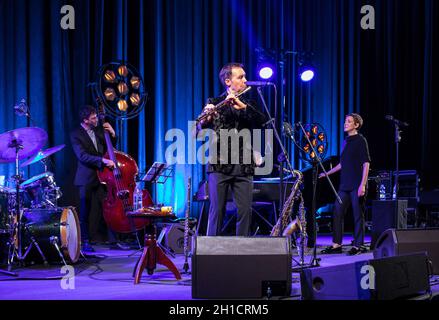 Cracovie, Pologne - le 26 avril 2018 : La performance de la chanteuse de jazz américaine Stacey Kent avec son quatuor d'accompagnement sur l'Kijow.Centre de la scène Banque D'Images