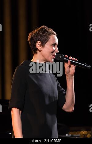 Cracovie, Pologne - le 26 avril 2018 : La performance de la chanteuse de jazz américaine Stacey Kent avec son quatuor d'accompagnement sur l'Kijow.Centre de la scène Banque D'Images