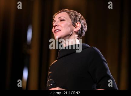 Cracovie, Pologne - le 26 avril 2018 : La performance de la chanteuse de jazz américaine Stacey Kent avec son quatuor d'accompagnement sur l'Kijow.Centre de la scène Banque D'Images