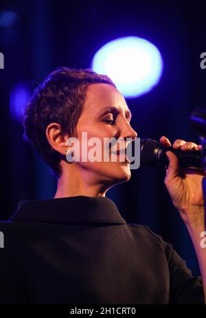 Cracovie, Pologne - le 26 avril 2018 : La performance de la chanteuse de jazz américaine Stacey Kent avec son quatuor d'accompagnement sur l'Kijow.Centre de la scène Banque D'Images