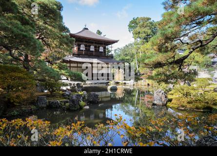 Pavillon d'argent du temple de Ginkakuji aux couleurs de l'automne à kyoto, Japon Banque D'Images