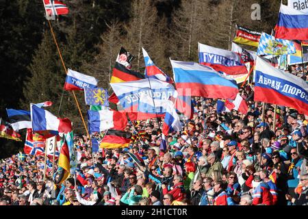 Viele russische fans sind in der Südtirol Arena von Antholz mit dabei - die Erfolge der Athleenbei der IBU Biathlon-Weltmeisterschaft Antholz 2020 ha Banque D'Images