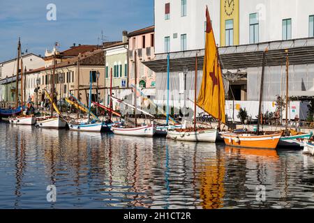 Cesenatico, Emilie Romagne, Italie - 10 sept. 2019: Le canal portuaire conçu par Leonardo da Vinci et la vieille ville de Cesenatico sur la côte Adriatique Banque D'Images