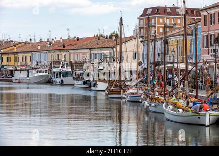 Cesenatico, Emilie Romagne, Italie - 8 sept 2019: Le canal portuaire conçu par Leonardo da Vinci et la vieille ville de Cesenatico sur la côte Adriatique de la mer Banque D'Images