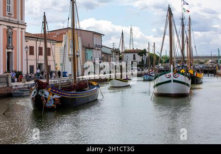 Cesenatico, Emilie Romagne, Italie - 8 sept 2019: Le canal portuaire conçu par Leonardo da Vinci et la vieille ville de Cesenatico sur la côte Adriatique de la mer Banque D'Images