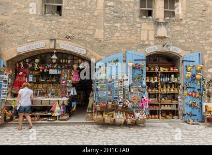 Les Baux de Provence, France - 26 juin 2017 : boutique touristique dans les Baux de Provence, Provence, France Banque D'Images