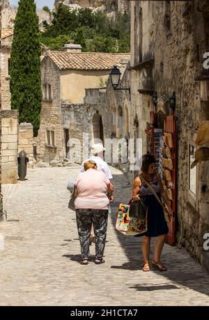 Les Baux de Provence, France - 26 juin 2017 : Street dans le village médiéval des Baux de Provence. Les Baux est maintenant donné plus entièrement à l' Banque D'Images