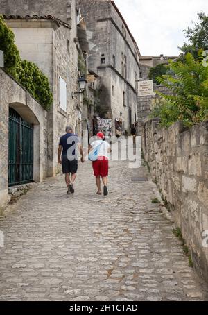 Les Baux de Provence, France - 26 juin 2017 : Street dans le village médiéval des Baux de Provence. Les Baux est maintenant donné plus entièrement à l' Banque D'Images