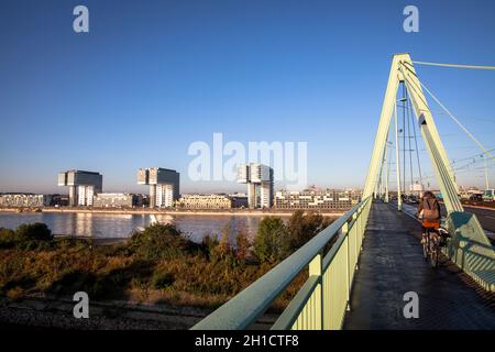 Le pont Severins traverse le Rhin, en arrière-plan le port Rheinauhafen avec les Crane Houses, Cologne, Allemagne. Die Severinsbruecke ue Banque D'Images