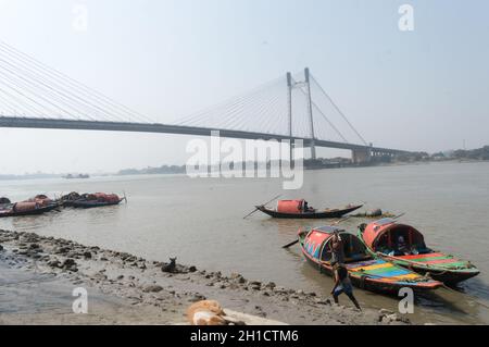 Vue panoramique de Vidyasagar Setu (Bidyasagôr Setu) ou deuxième pont Hooghly au coucher du soleil. Le célèbre câble le plus long est resté un pont à péage sur Hooghly River Connect Banque D'Images