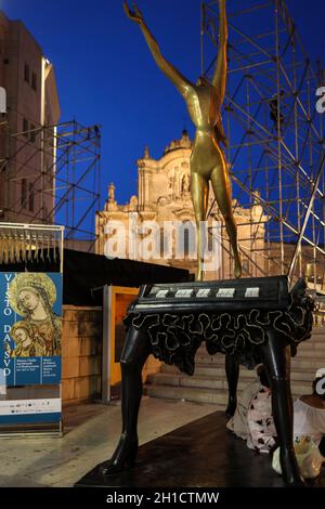 Matera, Italie - 15 Septembre 2019 : Matera, Capitale Européenne De La Culture 2019. Sculpture le piano surréaliste de Salvador Dali sur la Piazza San Francesco Banque D'Images