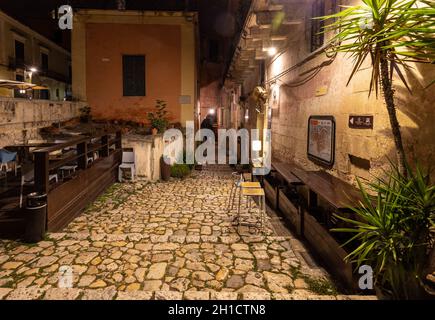 Matera, Italie - 19 septembre 2019: Des escaliers pavés typiques dans une rue latérale alleyway iin the Sassi di Matera un quartier historique dans la ville de Matera Banque D'Images