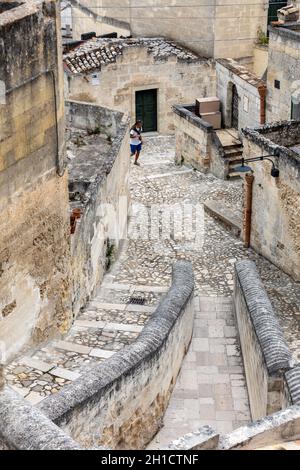 Matera, Italie - 20 septembre 2019: Des escaliers pavés typiques dans une rue latérale alleyway iin the Sassi di Matera un quartier historique dans la ville de Matera Banque D'Images