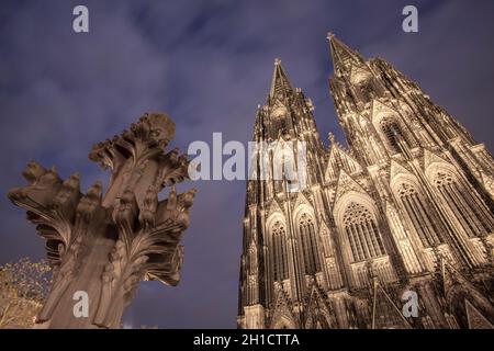 Modèle de la finiale devant la façade ouest de la cathédrale, les finials sont au sommet des clochers, Cologne, Allemagne.Modell der Kreuzblume vor Banque D'Images