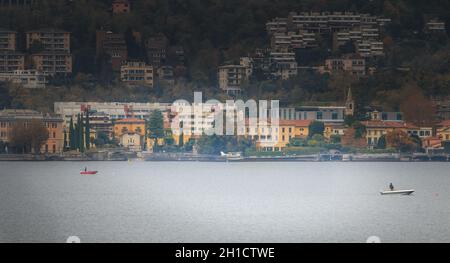 Côme près de Milan, Italie - 4 novembre 2017 : atterrissage en hydravion sur le lac de Côme avec de petits bateaux de pêcheurs en automne Banque D'Images