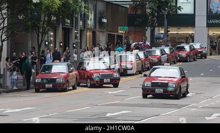 Hong Kong - le 23 avril 2017 : De nombreux véhicules de taxi rouge au niveau de la rue à Hong Kong, Chine. Banque D'Images