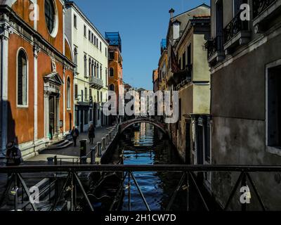 VENISE, ITALIE 26 FÉVRIER 2020 : rue de Venise Banque D'Images