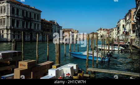 VENISE, ITALIE 26 FÉVRIER 2020 : rue de Venise Banque D'Images