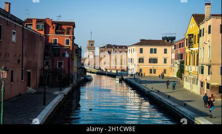 VENISE, ITALIE 26 FÉVRIER 2020 : rue de Venise Banque D'Images