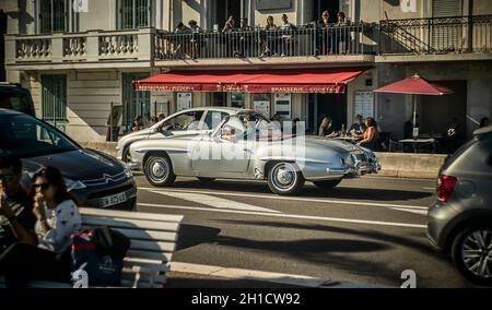 NICE, FRANCE 26 FÉVRIER 2020 : une voiture d'époque passe dans les rues de Nice Banque D'Images