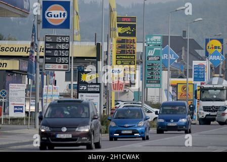 Wasserbillig, Luxembourg.18 octobre 2021.Il y a de la circulation dense au « point d'essence » de Wasserbillig.Les prix de l'essence au Grand-Duché sont sensiblement moins chers qu'en Allemagne voisine.Dans les stations-service en Allemagne, le diesel est plus cher que jamais.Le prix moyen quotidien national du dimanche était de 1.555 euros le litre, selon l'ADAC.Credit: Harald Tittel/dpa/Alay Live News Banque D'Images