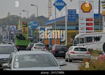 Wasserbillig, Luxembourg.18 octobre 2021.Il y a de la circulation dense au « point d'essence » de Wasserbillig.Les prix de l'essence au Grand-Duché sont sensiblement moins chers qu'en Allemagne voisine.Dans les stations-service en Allemagne, le diesel est plus cher que jamais.Le prix moyen quotidien national du dimanche était de 1.555 euros le litre, selon l'ADAC.Credit: Harald Tittel/dpa/Alay Live News Banque D'Images