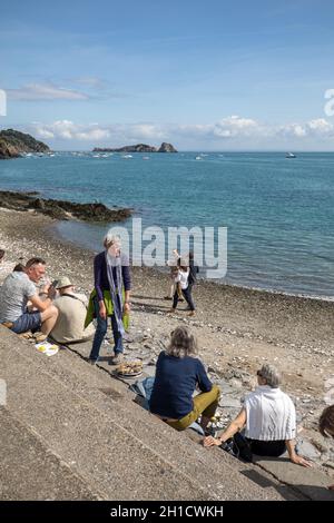 Cancale, France - 15 septembre 2018 : Les gens de manger les huîtres ont acheté sur le front de mer à Cancale, Bretagne, France Banque D'Images