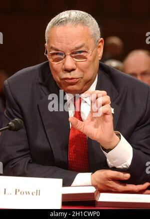 **PHOTO DE FICHIER** Colin Powell meurt de complications de Covid.Washington, DC - le 23 mars 2004 -- le secrétaire d'État des États-Unis Colin L. Powell témoigne de l'audition de la Commission nationale sur les attaques terroristes contre les États-Unis à Washington, DC, le 23 mars 2004.Crédit: Ron Sachs/CNP/MediaPunch [RESTRICTION: Pas de New York Metro ou d'autres journaux dans un rayon de 75 miles de New York City] Banque D'Images