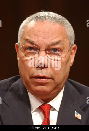 **PHOTO DE FICHIER** Colin Powell meurt de complications de Covid.Washington, DC - le 23 mars 2004 -- le secrétaire d'État des États-Unis Colin L. Powell témoigne de l'audition de la Commission nationale sur les attaques terroristes contre les États-Unis à Washington, DC, le 23 mars 2004.Crédit: Ron Sachs/CNP/MediaPunch [RESTRICTION: Pas de New York Metro ou d'autres journaux dans un rayon de 75 miles de New York City] Banque D'Images