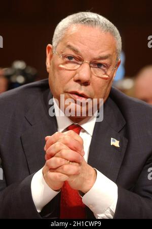 **PHOTO DE FICHIER** Colin Powell meurt de complications de Covid.Washington, DC - le 23 mars 2004 -- le secrétaire d'État des États-Unis Colin L. Powell témoigne de l'audition de la Commission nationale sur les attaques terroristes contre les États-Unis à Washington, DC, le 23 mars 2004.Crédit: Ron Sachs/CNP/MediaPunch [RESTRICTION: Pas de New York Metro ou d'autres journaux dans un rayon de 75 miles de New York City] Banque D'Images