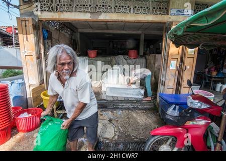 Une usine de glace au village de pêcheurs de Sai Noi près de la ville de Pranburi sur le Golf de Thaïlande au sud de la ville de Hua Hin en Thaïlande. Thaïlande, H Banque D'Images