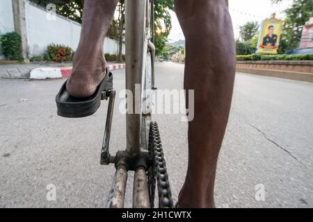 Un vélo riksha dans la ville de Hua Hin dans la province de Prachuap Khiri Khan en Thaïlande. Thaïlande, Hua Hin, novembre 2019 Banque D'Images