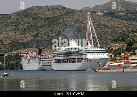 DUBROVNIK, Croatie - le 13 juin : la splendeur de la mer le 13 juin 2010. Grand bateau de croisière au quai du port de Dubrovnik, Croatie. Banque D'Images