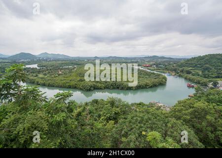 Le paysage et la vue du sanctuaire de Chao Mae Tubtim Thong près de la ville de Pranburi sur le Golf de Thaïlande au sud de la ville de Hua Hin en Thaïlande. Banque D'Images