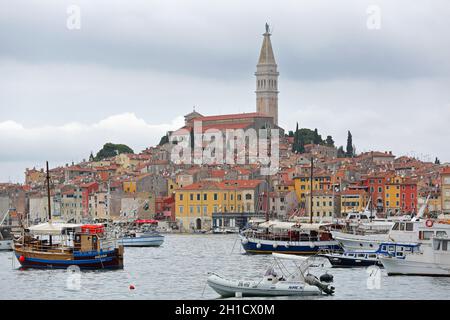 ROVINJ, Croatie - 15 OCTOBRE : ville et port de Rovinj le 15 octobre 2014. Clocher de l'église et maisons colorées au front de mer de Rovinj, Croatie. Banque D'Images