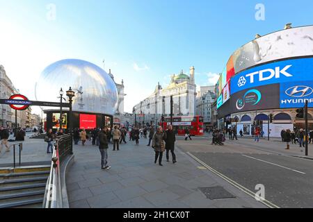 Londres, Royaume-Uni - 19 novembre : Noël à Piccadilly Circus à Londres le 19 novembre 2013. Big snow globe avec Eros statue au Piccadilly de cir Banque D'Images