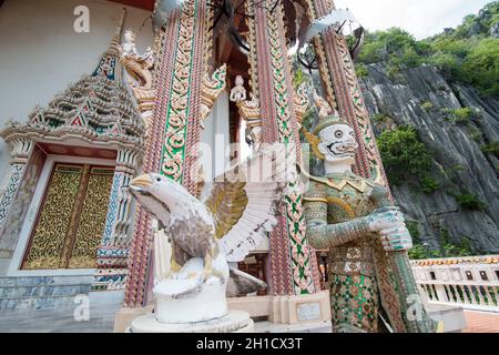 Le temple wat Khao Daeng au parc national Sam Roi Yot près de la ville de Pranburi sur le Golf de Thaïlande au sud de la ville de Hua Hin en Thaïlande. T Banque D'Images