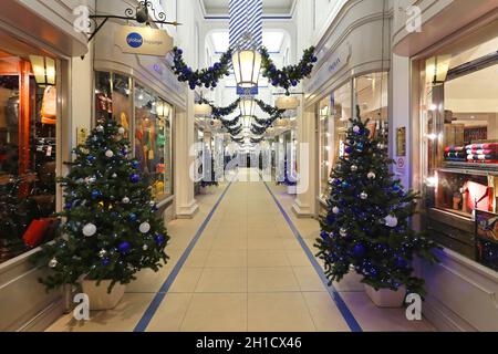 Londres, Royaume-Uni - 20 novembre : décoration de Noël à Princes Arcade à Londres le 20 novembre 2013. Princes Arcade est une boutique shopping cen Banque D'Images