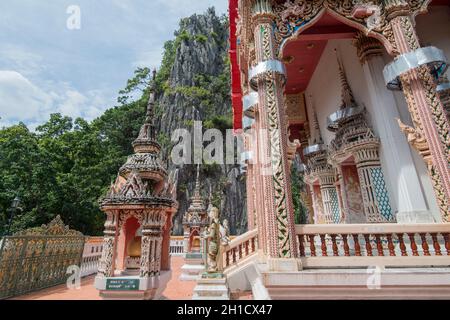 Le temple wat Khao Daeng au parc national Sam Roi Yot près de la ville de Pranburi sur le Golf de Thaïlande au sud de la ville de Hua Hin en Thaïlande. T Banque D'Images