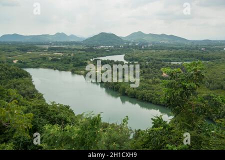 Le paysage et la vue du sanctuaire de Chao Mae Tubtim Thong près de la ville de Pranburi sur le Golf de Thaïlande au sud de la ville de Hua Hin en Thaïlande. Banque D'Images