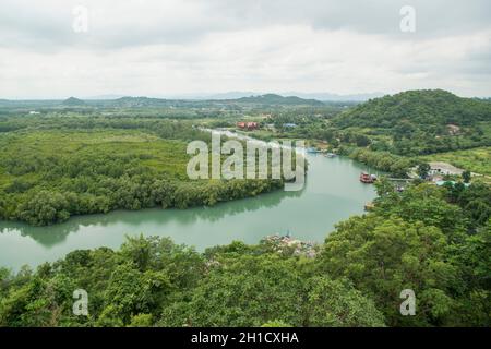 Le paysage et la vue du sanctuaire de Chao Mae Tubtim Thong près de la ville de Pranburi sur le Golf de Thaïlande au sud de la ville de Hua Hin en Thaïlande. Banque D'Images