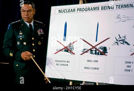 **PHOTO DE FICHIER** Colin Powell meurt de complications de Covid.Washington, DC.USA, le 28 septembre 1991 le président des chefs d'état-major interarmées, le général Colin Powell, utilise un diagramme pour expliquer le plan de réorganisation des armes nucléaires du président Bush lors d'une conférence de presse du pentagone crédit: Mark Reinstein/MediaPunch Banque D'Images