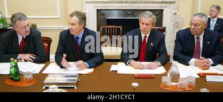 Dossier Photod 20/11/03 du président américain de l'époque George W. Bush (deuxième à droite), prenant part à la table ronde sur le VIH/sida avec le Premier ministre de l'époque Tony Blair, (deuxième à gauche), le secrétaire d'État au développement international de l'époque Hilary Benn, (à gauche),Et le secrétaire d’État américain Colin Powell (à droite), au 10 Downing Street à Londres. Colin Powell, l’ancien président des chefs interarmées américains et secrétaire d’État américain, est décédé des complications de Covid-19, a déclaré sa famille.Date de publication : lundi 18 octobre 2021. Banque D'Images