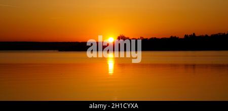 Magnifique coucher de soleil doré à Herrsching sur le lac Ammersee en Bavière (Allemagne) Banque D'Images