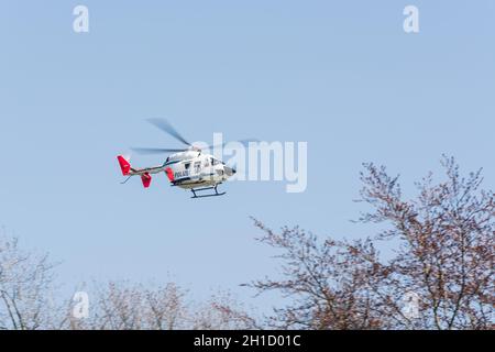 ESSEN, NRW, ALLEMAGNE - 11 AVRIL 2016 : police allemande, hélicoptère de sauvetage atterrissant à une opération de police. Banque D'Images