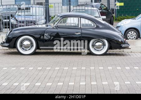 VELBERT, NRW, ALLEMAGNE - 06 AVRIL 2016 : Porsche 1600 d'époque noire avec pneus blancs sur un parking dans le centre-ville de Velbert, Allemagne. Banque D'Images