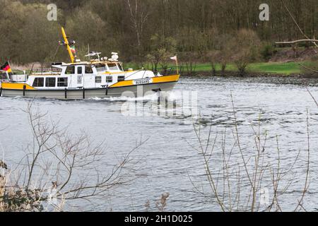 ESSEN, NRW, ALLEMAGNE - 4 AVRIL 2016 : bateau de surveillance de la rivière Bussard MS à un tour de contrôle sur la rivière Ruhr en Allemagne.Bateau utilisé pour la protection de l'eau. Banque D'Images