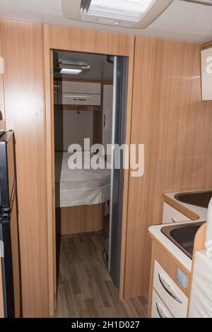 MUELHEIM RUHR ; NRW ; ALLEMAGNE - 29 AOÛT ; 2017 : vue intérieure du véhicule depuis un campeur avec vue dans la chambre avec grand lit. Banque D'Images